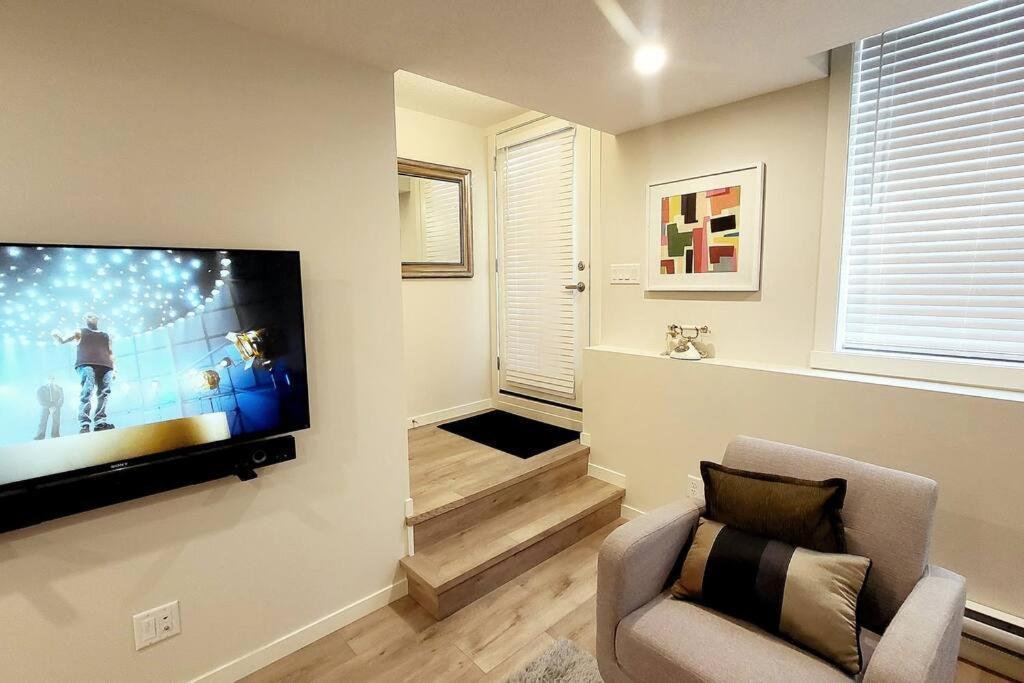 The Oliver - Cozy In Rockland Park, Nw Calgary