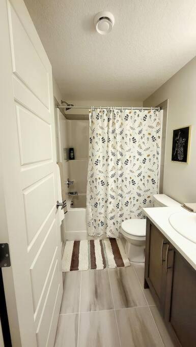 Apartment The Oliver - Cozy In Rockland Park, Nw Calgary